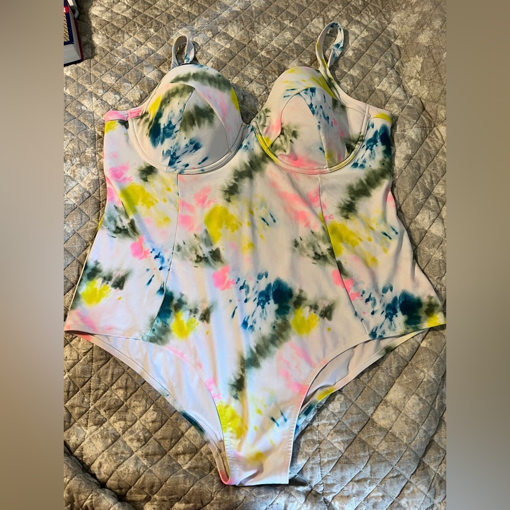 One piece swim wear
